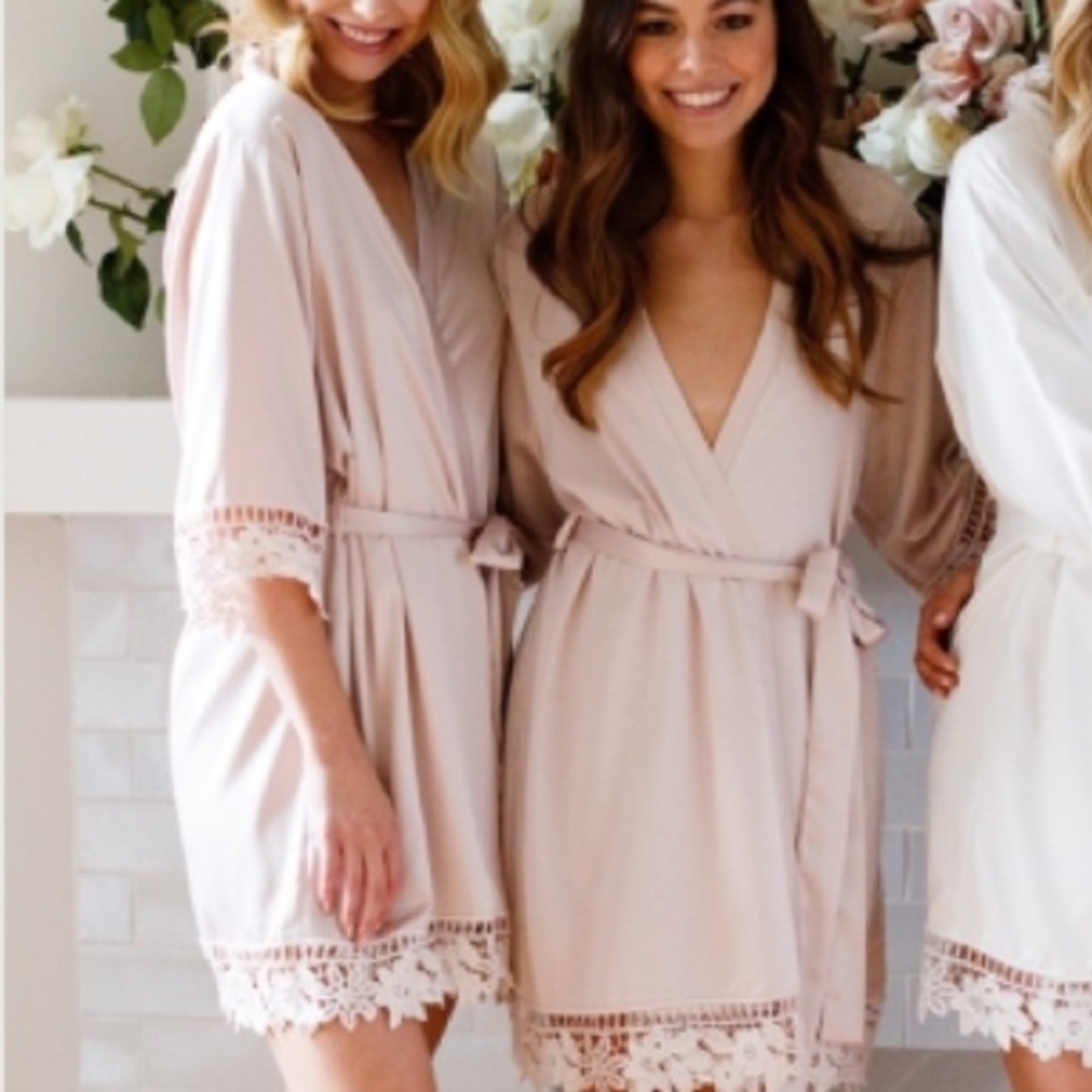 Le Rose LAUREN LACE SATIN ROBE in soft‎ pink